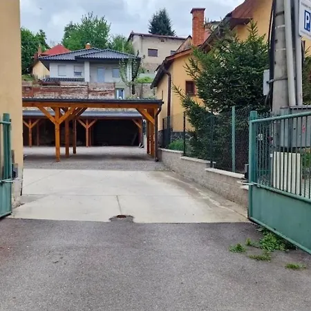 Laura Apartman *
